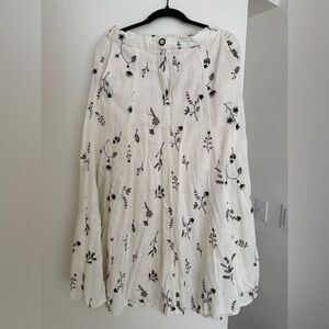 Linen skirt with embroidered detail